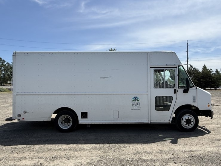 2010-freightliner-mt55-image-3