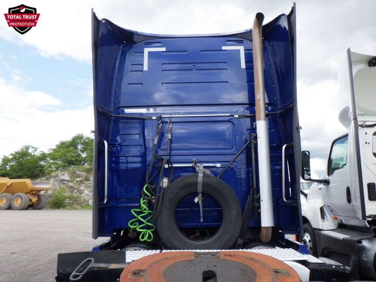 2022-volvo-vnl860-image-16