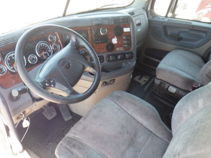 2017-freightliner-cascadia-125-image-19