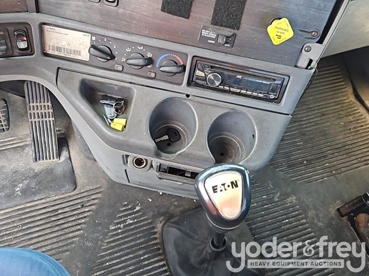 2007-freightliner-columbia-120-image-25