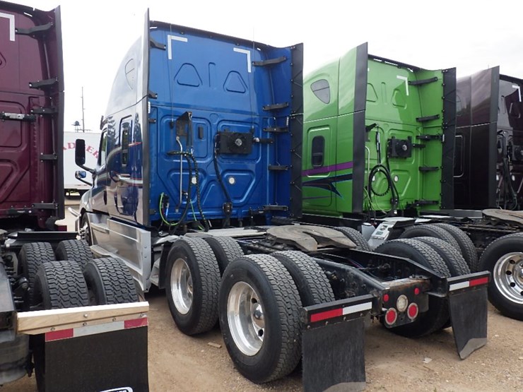 2021-freightliner-cascadia-126-image-15