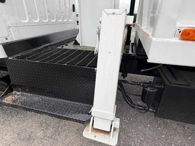 2008-freightliner-m2-106-image-9