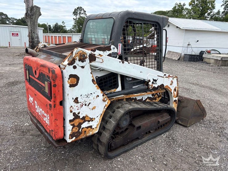 compact-track-loader-skid-steer-image-3