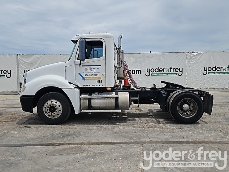 2007-freightliner-columbia-120-image-2