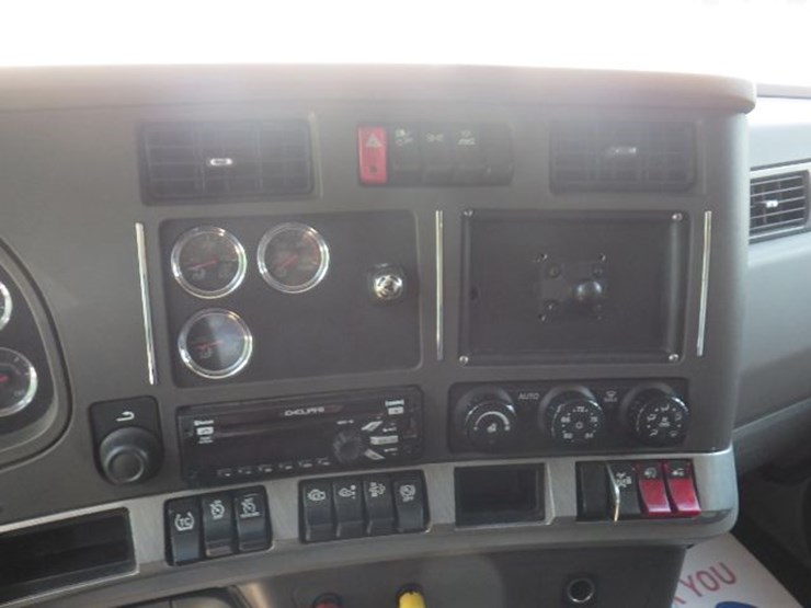 2016-kenworth-t680-image-21