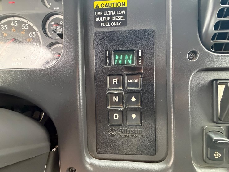 2008-freightliner-m2-106-image-22