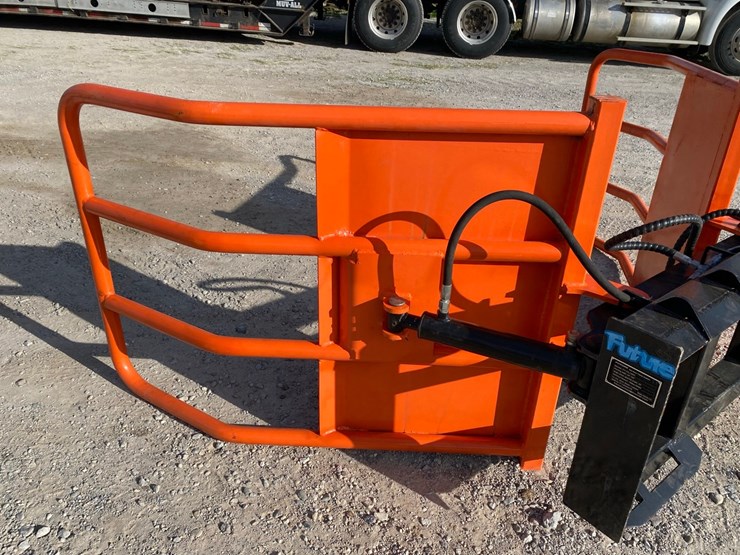 new---skidsteer-bale-grabber-image-7
