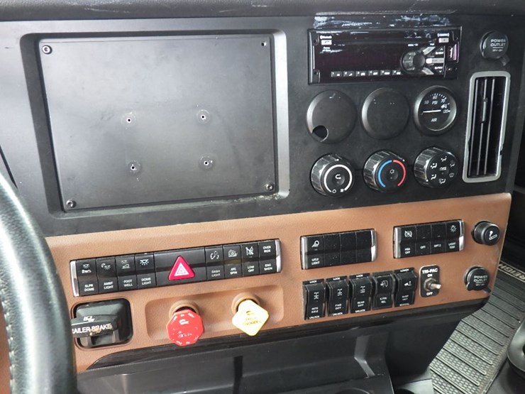 2021-freightliner-cascadia-126-image-20