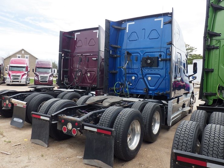 2021-freightliner-cascadia-126-image-11