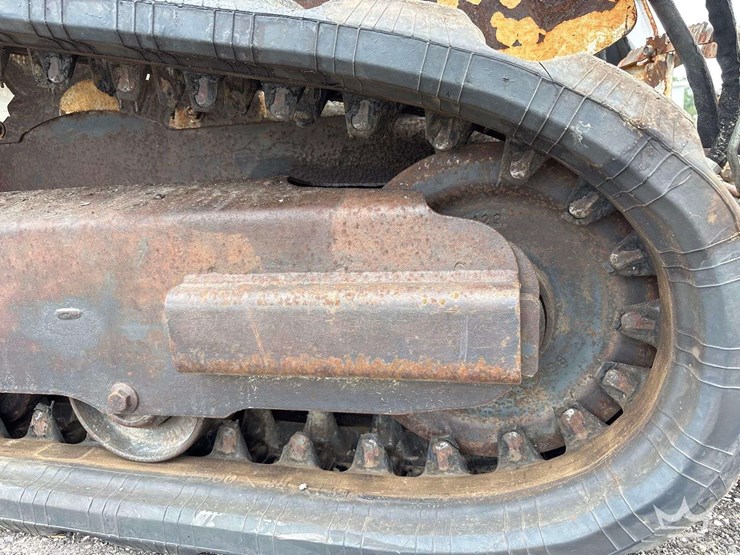 compact-track-loader-skid-steer-image-36
