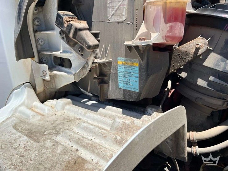 2018-freightliner-m2-106-image-29