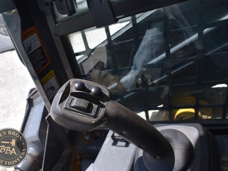 2019-deere-317g-image-41