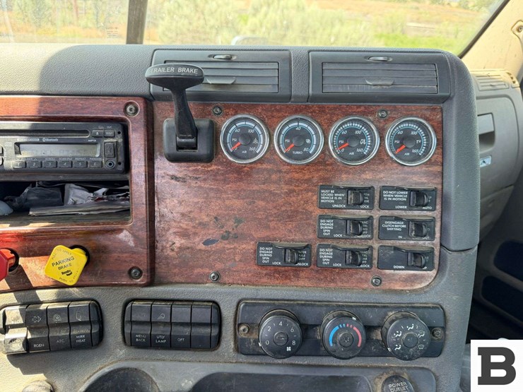 2016-freightliner-cascadia-125-image-64