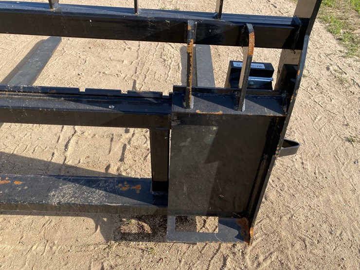 new---skidsteer-pallet-forks-image-3