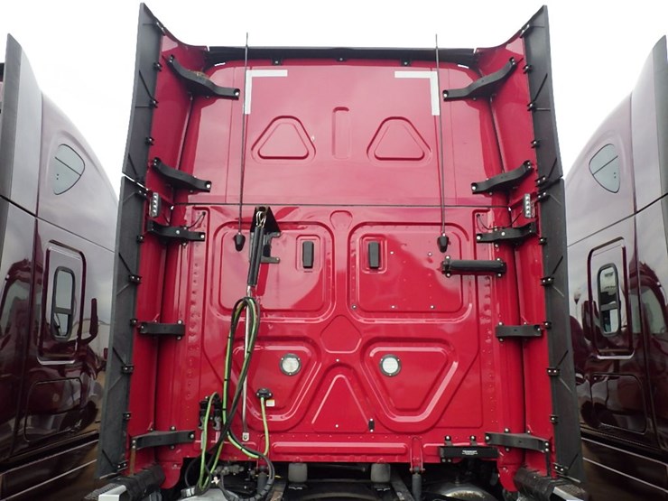 2022-freightliner-cascadia-126-image-13