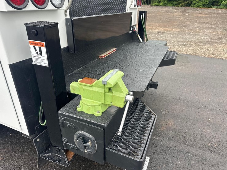 2017-ford-f550-xl-image-17