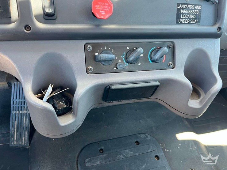 2018-freightliner-m2-106-image-19