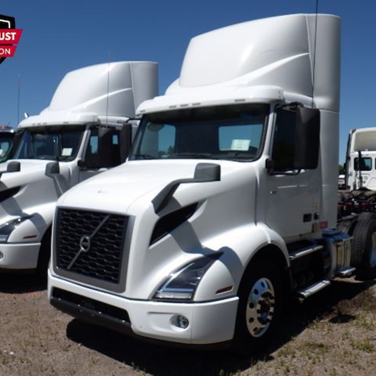 2021 VOLVO VNR300