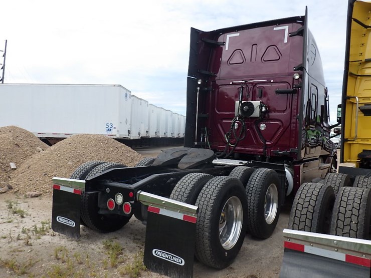 2023-freightliner-cascadia-126-image-10