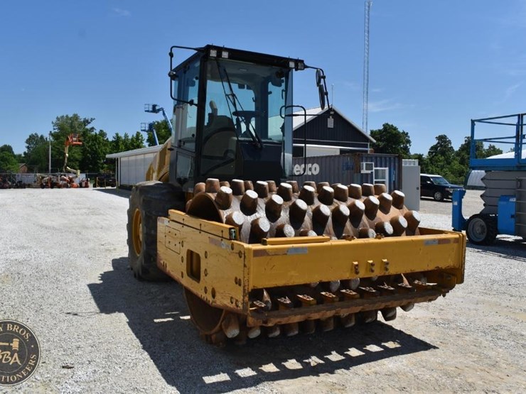 2014-caterpillar-cp56b-image-16
