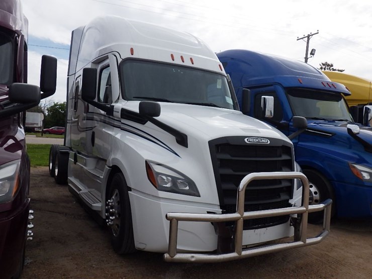 2022-freightliner-cascadia-126-image-3