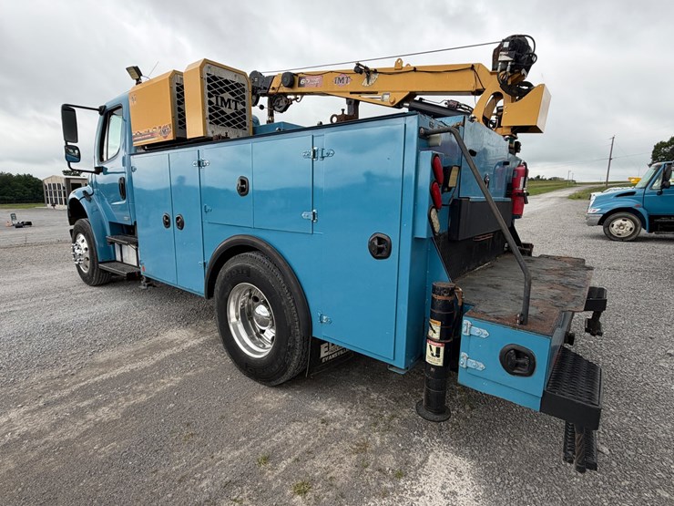 2008-freightliner-m2-106-image-4