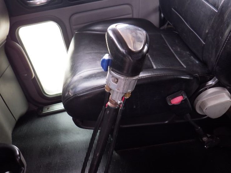 2012-peterbilt-367-image-19