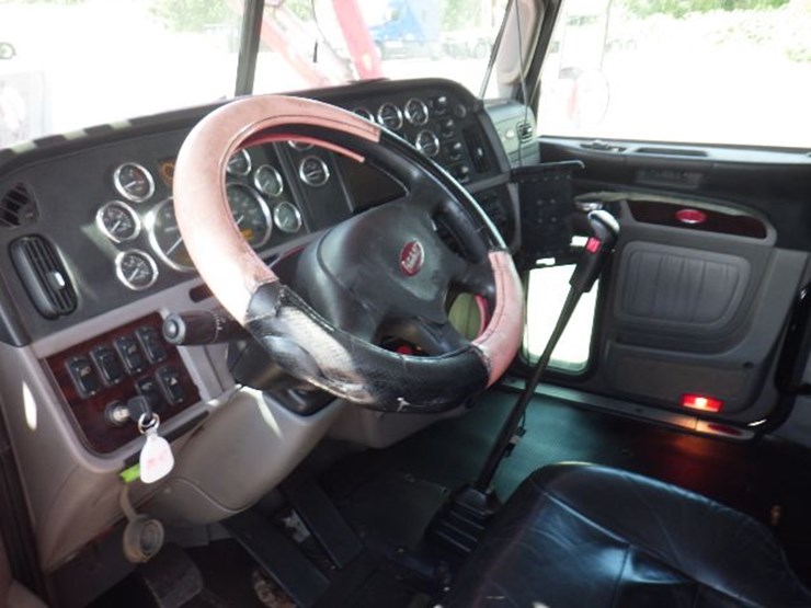 2015-peterbilt-389-image-19