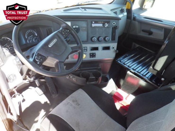 2019-freightliner-cascadia-126-image-13