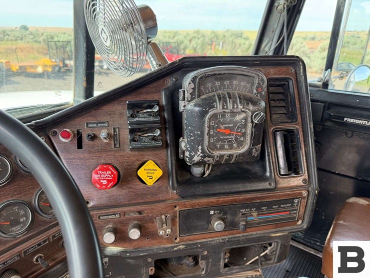 1989-freightliner-fld120-image-63