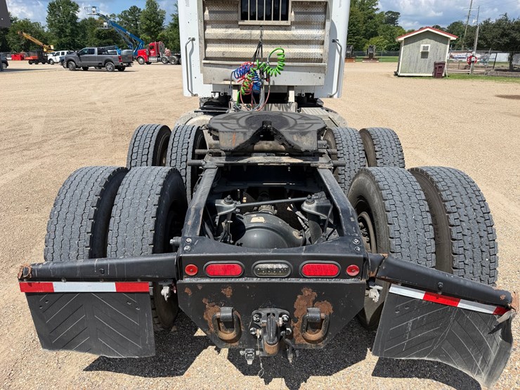 2021-peterbilt-567-image-5