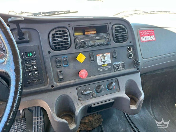 2016-freightliner-m2-106-image-24