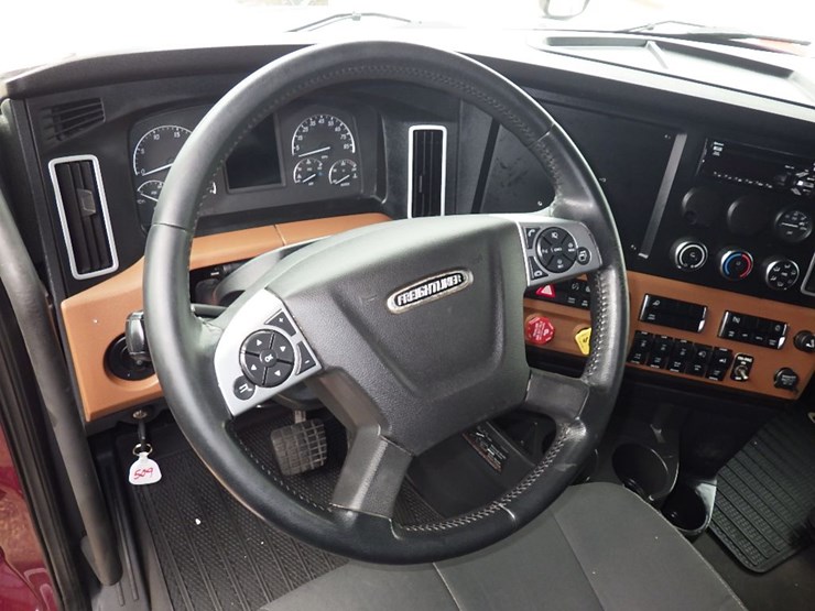 2021-freightliner-cascadia-126-image-20