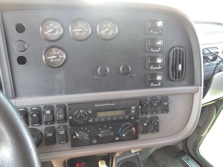 2012-peterbilt-367-image-19