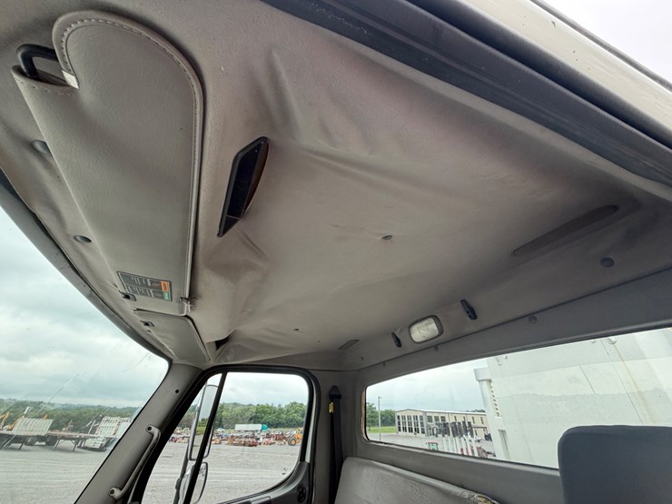 2008-freightliner-m2-106-image-14