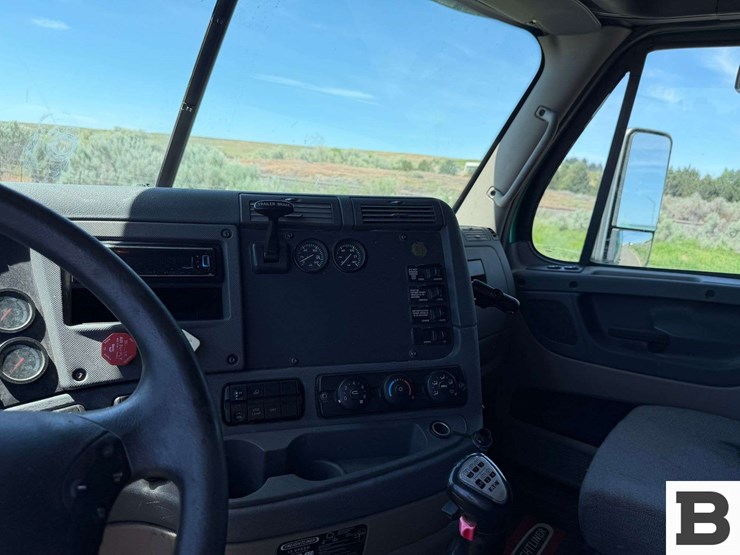 2012-freightliner-cascadia-125-image-58