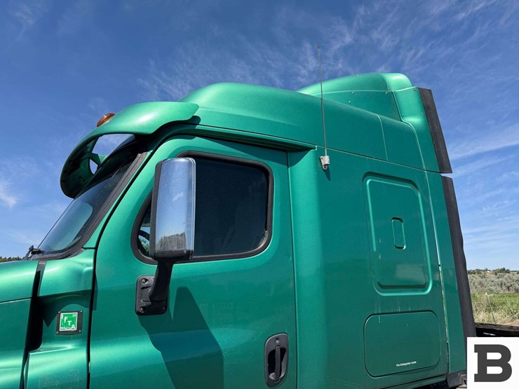 2012-freightliner-cascadia-125-image-8