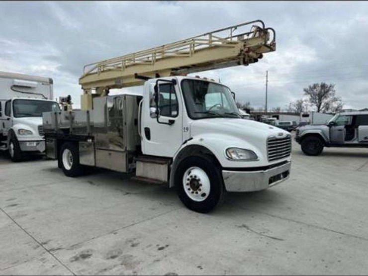 2015-freightliner-m2-106-image-1