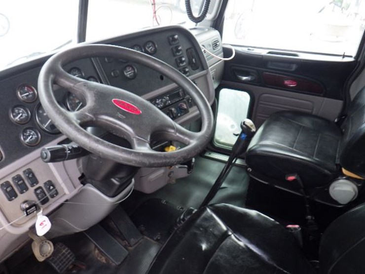2012-peterbilt-367-image-16