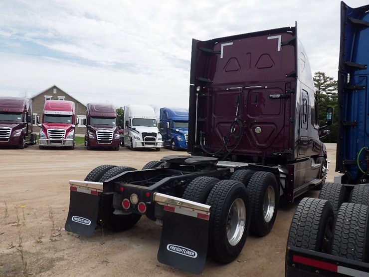 2021-freightliner-cascadia-126-image-9