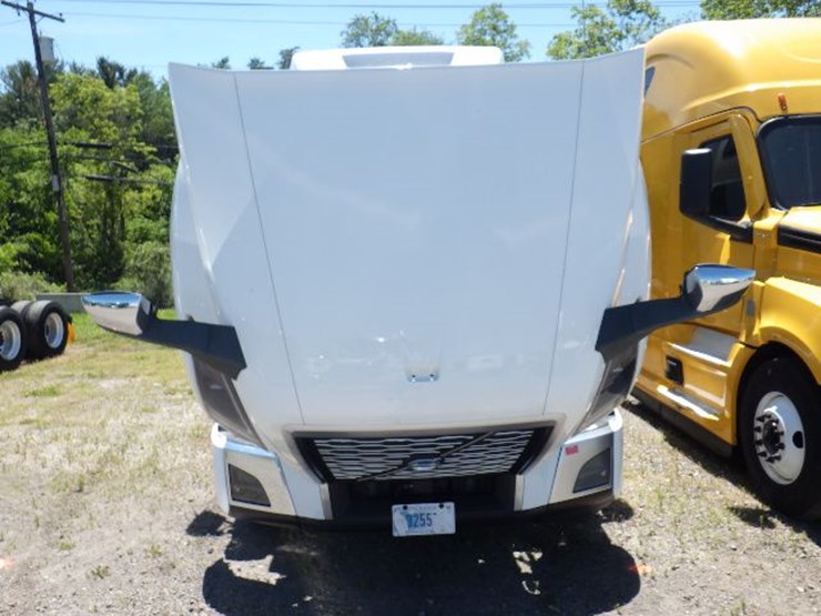 2022-volvo-vnl860-image-23