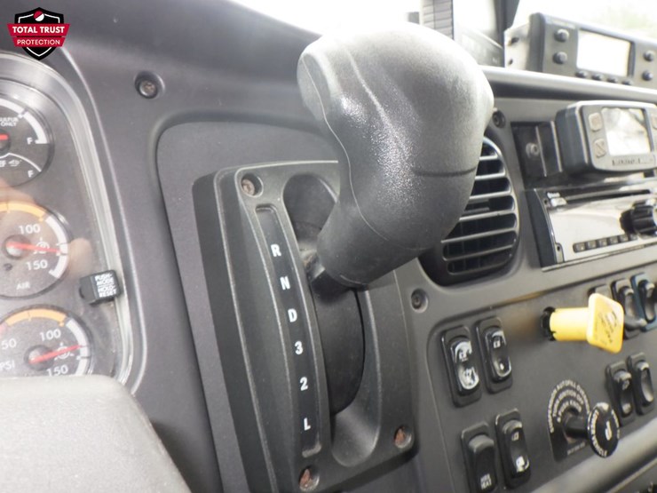 2020-freightliner-m2-106-image-13