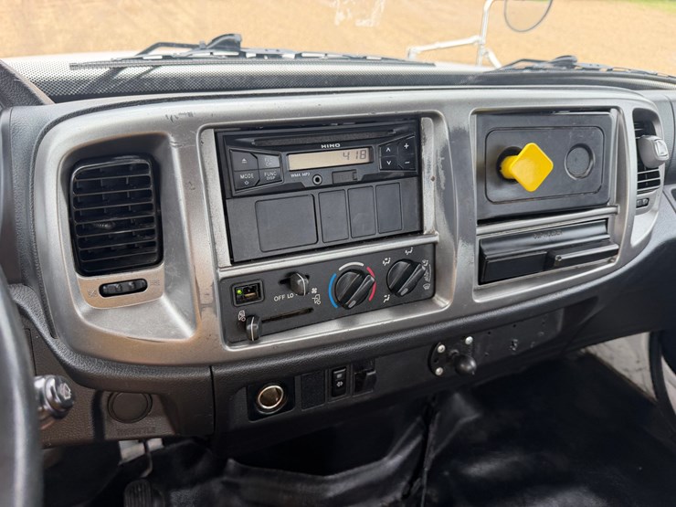 2016-hino-338-image-12