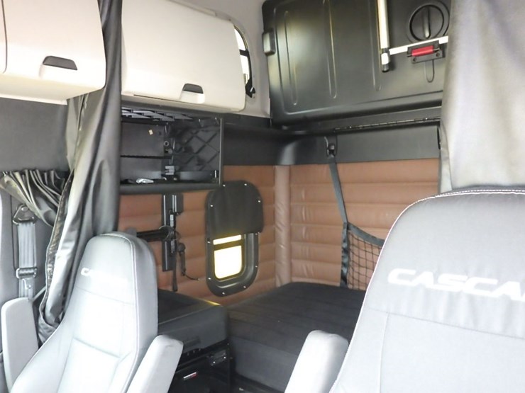2023-freightliner-cascadia-126-image-22