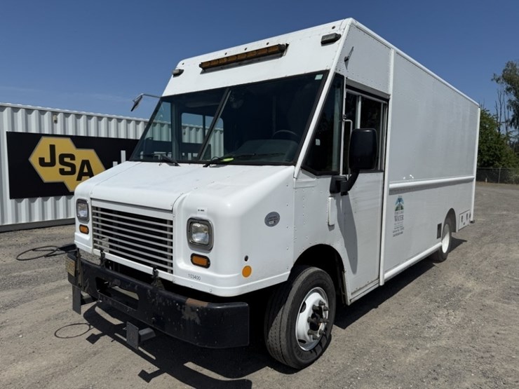 2010-freightliner-mt55-image-1