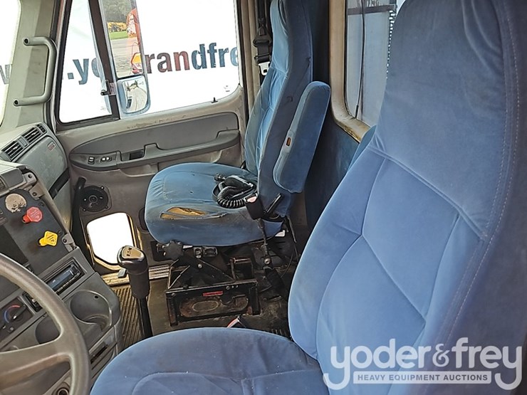 2007-freightliner-columbia-120-image-22