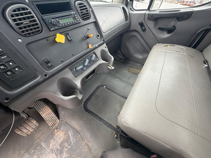 2008-freightliner-m2-106-image-15