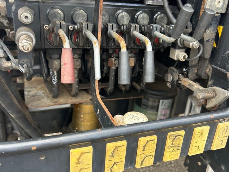 2016-mack-granite-gu713-image-12
