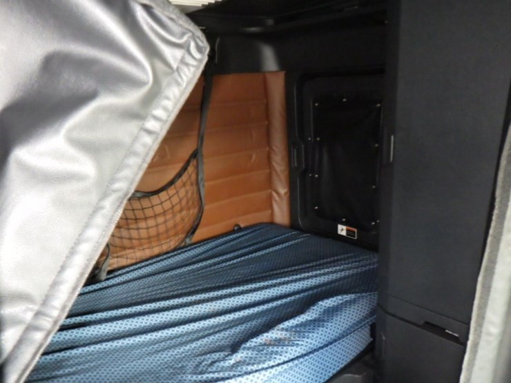 2020-freightliner-cascadia-126-image-5