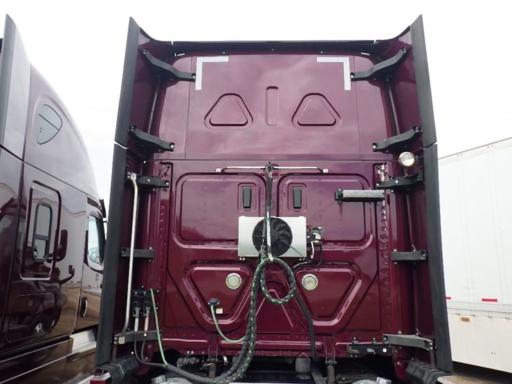 2021-freightliner-cascadia-126-image-13